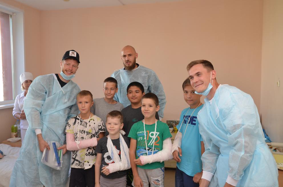Футболисты команды "Крылья Советов" посетили пациентов педиатрического корпуска СОКБ