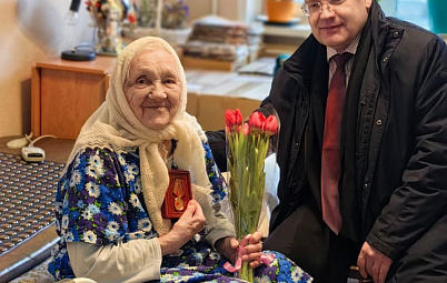 Главный врач Самарской областной клинической больницы им.В.Д.Середавина Сергей ПУШКИН поздравил ветеранов с 8 Марта и вручил памятные медали труженикам тыла! 